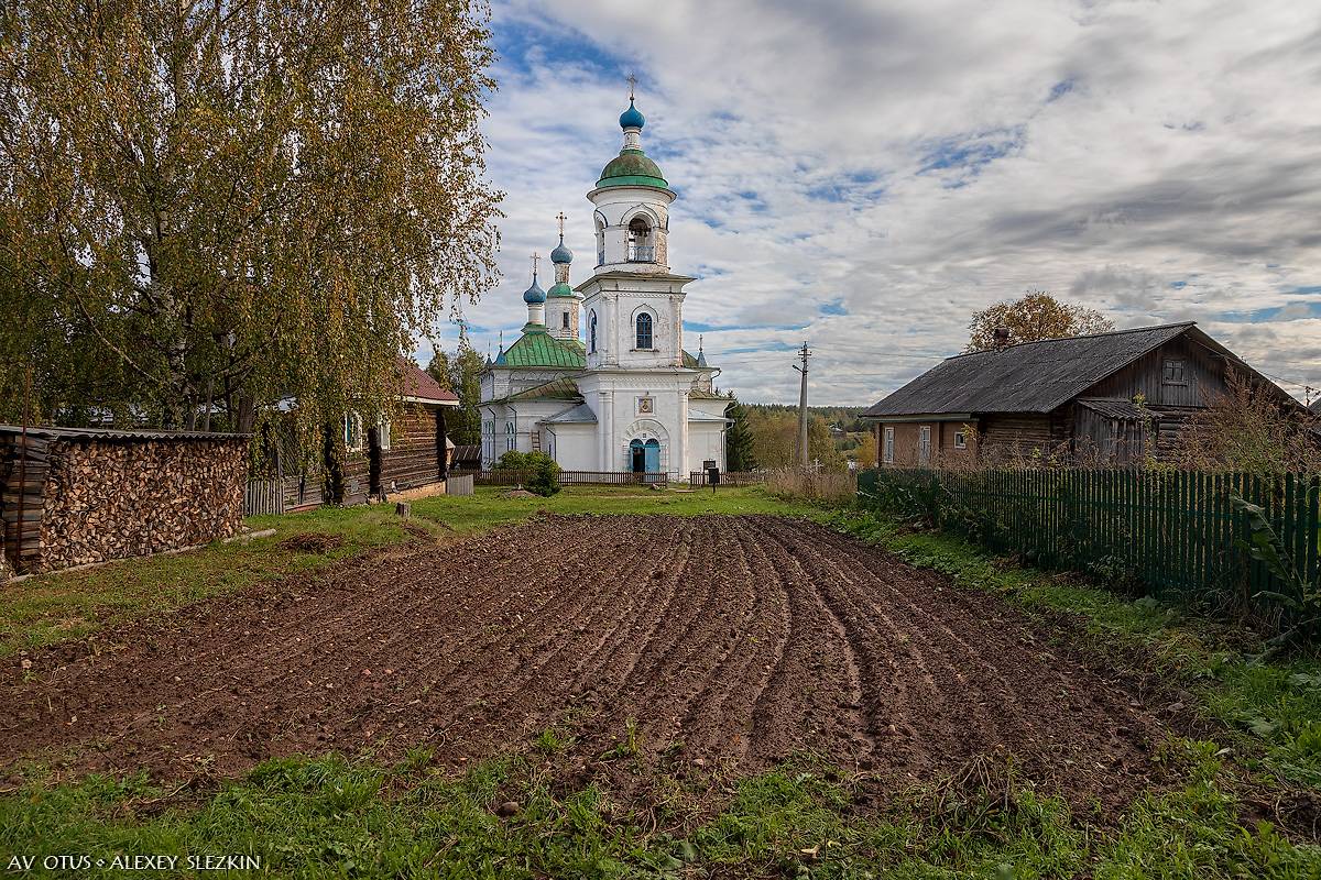 общий вид в ландшафте. Церковь Покрова Пресвятой Богородицы, Устье (Тотемский район, Вологодская область)
