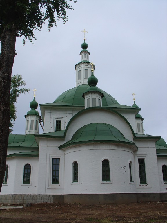 Церковь Владимира равноапостольного (новая), Красавино, город (Великоустюгский район, Вологодская область). фасады, сразу видно-только построили, а колокольню не побелили