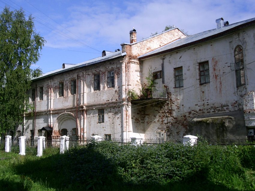 Церковь Алексия, митрополита Московского на Соборном дворище, Великий Устюг (Великоустюгский район, Вологодская область). дополнительная информация, с северо-востока вплотную к церкви примыкает епархиальный дом