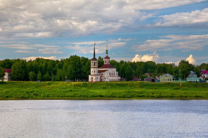 Великий Устюг. Церковь Илии Пророка. общий вид в ландшафте