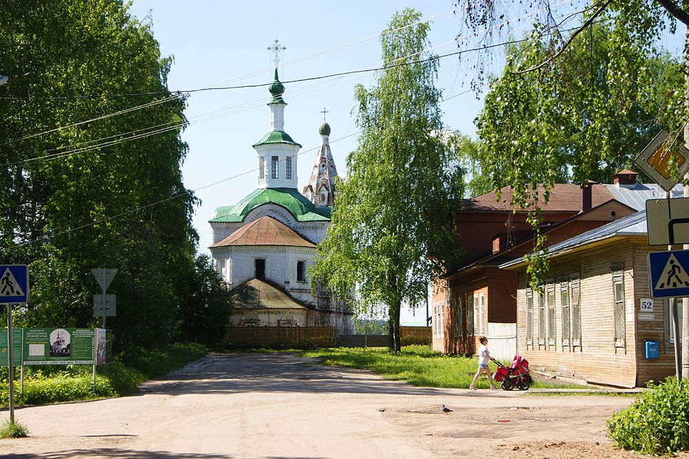Церковь Леонтия Ростовского, Великий Устюг (Великоустюгский район, Вологодская область). общий вид в ландшафте, Вид из прилегающего квартала