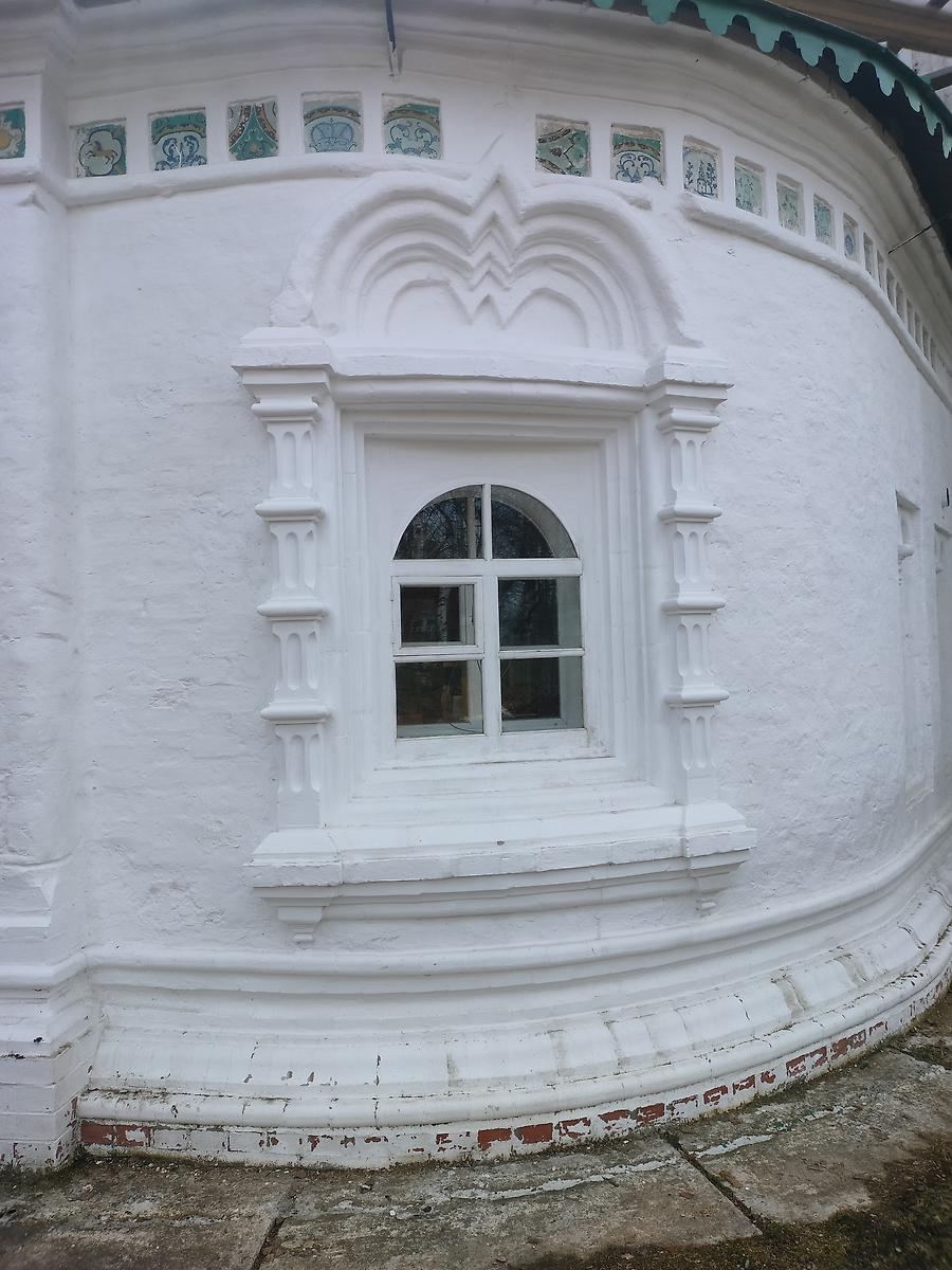 Окно апсиды, архитектурные детали. Церковь Леонтия Ростовского, Великий Устюг (Великоустюгский район, Вологодская область)