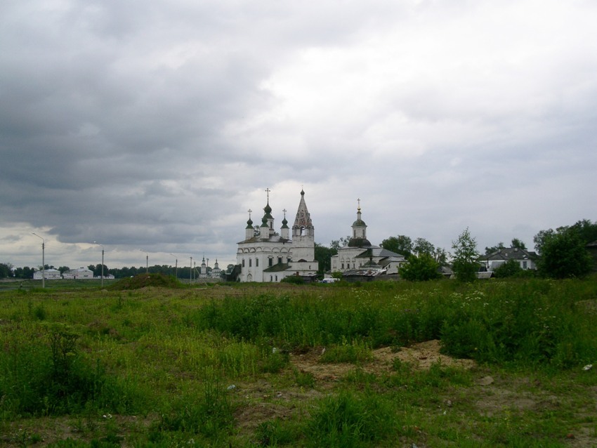 Великий Устюг. Храмовый комплекс Дымковской слободы. общий вид в ландшафте, вид с запада