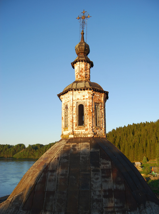 Церковь Воскресения Христова, Бобровское (Нюксенский район, Вологодская область). архитектурные детали, Купол. Вид с колокольни