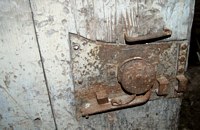 Церковь Воскресения Христова, Остатки дверного замка на двери из трапезной в основное здание Церкви<br>, Бобровское, Нюксенский район, Вологодская область