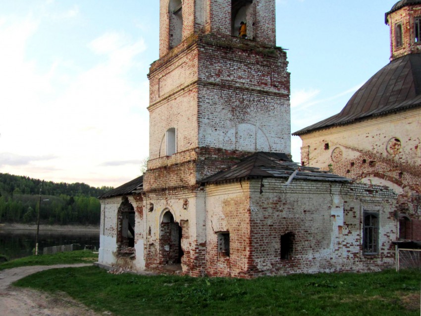Церковь Воскресения Христова, Бобровское (Нюксенский район, Вологодская область). архитектурные детали, нижний и средний ярусы колокольни