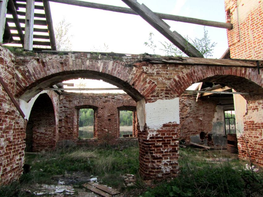 Церковь Воскресения Христова, Бобровское (Нюксенский район, Вологодская область). интерьер и убранство, трапезная, вид на северный придел