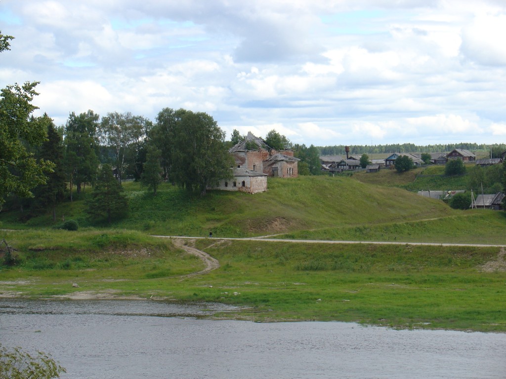 Церковь Рождества Христова, Брусенец (Нюксенский район, Вологодская область). общий вид в ландшафте