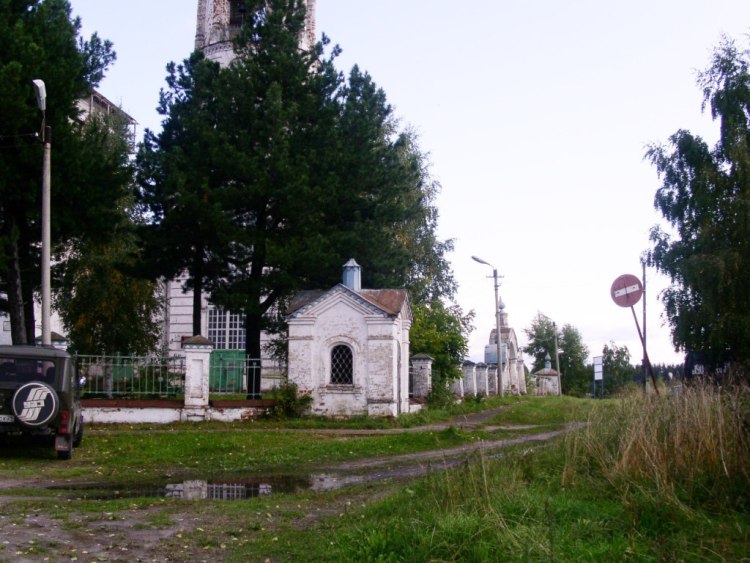Сольвычегодск. Неизвестная часовня. общий вид в ландшафте, северо-западная башня и западная стена ограды