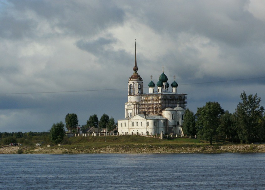 Собор Благовещения Пресвятой Богородицы, Сольвычегодск (Котласский район и г. Котлас, Архангельская область). общий вид в ландшафте, Вид из-за Вычегды