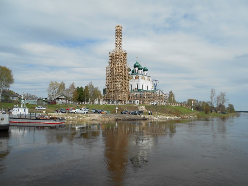 Сольвычегодск. Собор Благовещения Пресвятой Богородицы. общий вид в ландшафте, Благовещенский собор.Реставрация колокольни