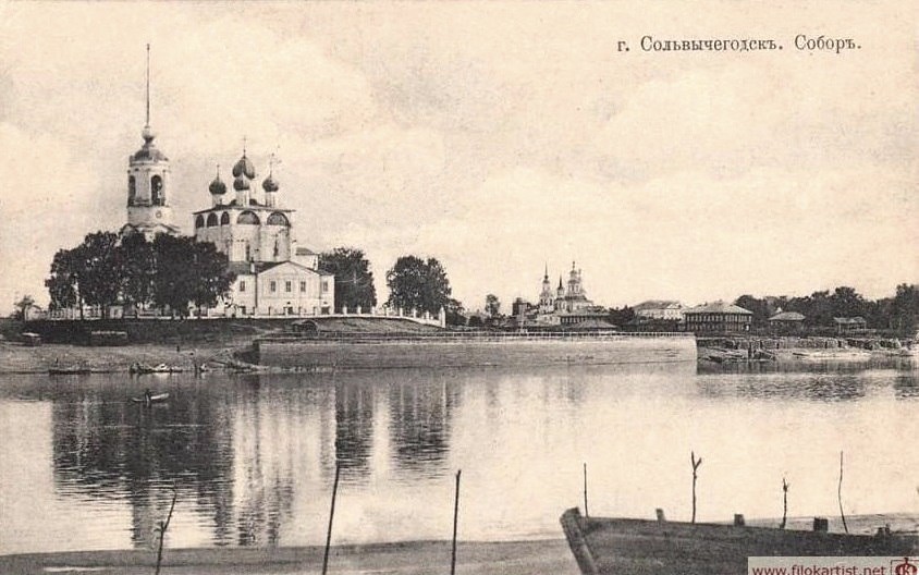 Собор Благовещения Пресвятой Богородицы, Сольвычегодск (Котласский район и г. Котлас, Архангельская область). архивная фотография, Набережная города Сольвычегодска с реки. Слева собор Благовещения Пресвятой Богородицы, в центре вдали комплекс церквей Воскресения Христова и Воздвижения Креста Господня.  Открытка 1910-х гг. издания Г. Г. Луппова. С сайта filokartist.net.  