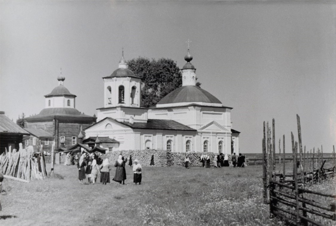 Туровец. Храмовый комплекс. Церкви Успения Пресвятой Богородицы и Богоявления Господня. архивная фотография, Вид на церкви погоста с юго-запада. Фотография из фондов ЦАКа МДА.