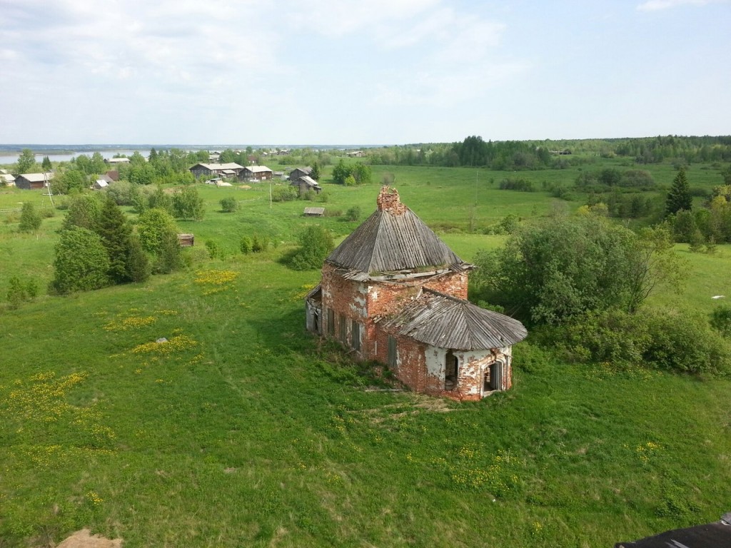 Коверниковская (Сельцо). Церковь Воздвижения Креста Господня. общий вид в ландшафте, Вид на церковь с колокольни. Фотография Руслана Ситова