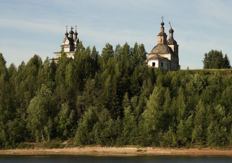 Придворные Места (Пермогорье). Храмовый комплекс. Церкви Георгия Победоносца и Воскресения Христова. общий вид в ландшафте