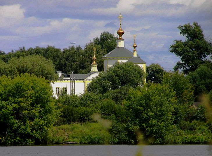 Церковь Спаса Нерукотворного Образа в Павельцеве, Павельцево (Мытищинский городской округ и гг. Долгопрудный, Лобня, Московская область). общий вид в ландшафте