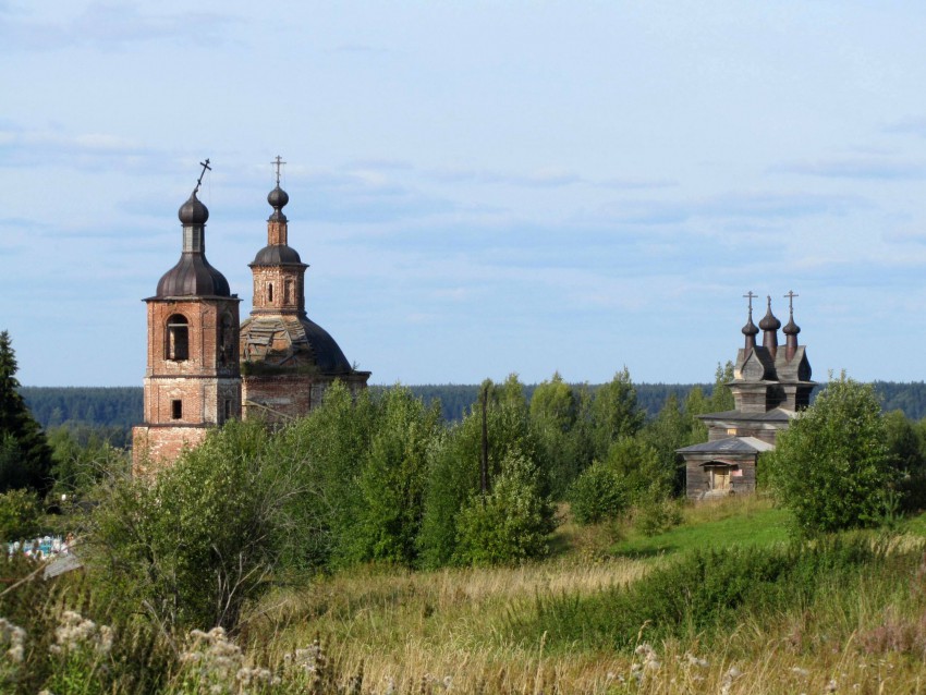 Храмовый комплекс. Церкви Георгия Победоносца и Воскресения Христова, Пермогорье (Придворные Места) (Красноборский район, Архангельская область). общий вид в ландшафте, вид от с. Придворные Места