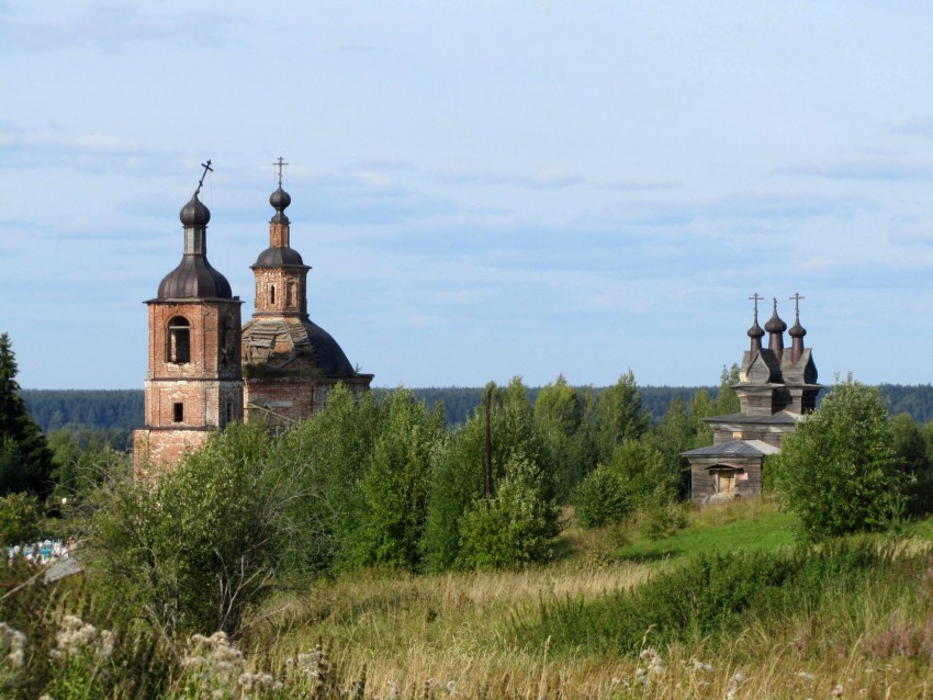 Придворные Места (Пермогорье). Храмовый комплекс. Церкви Георгия Победоносца и Воскресения Христова. общий вид в ландшафте, вид от с. Придворные Места