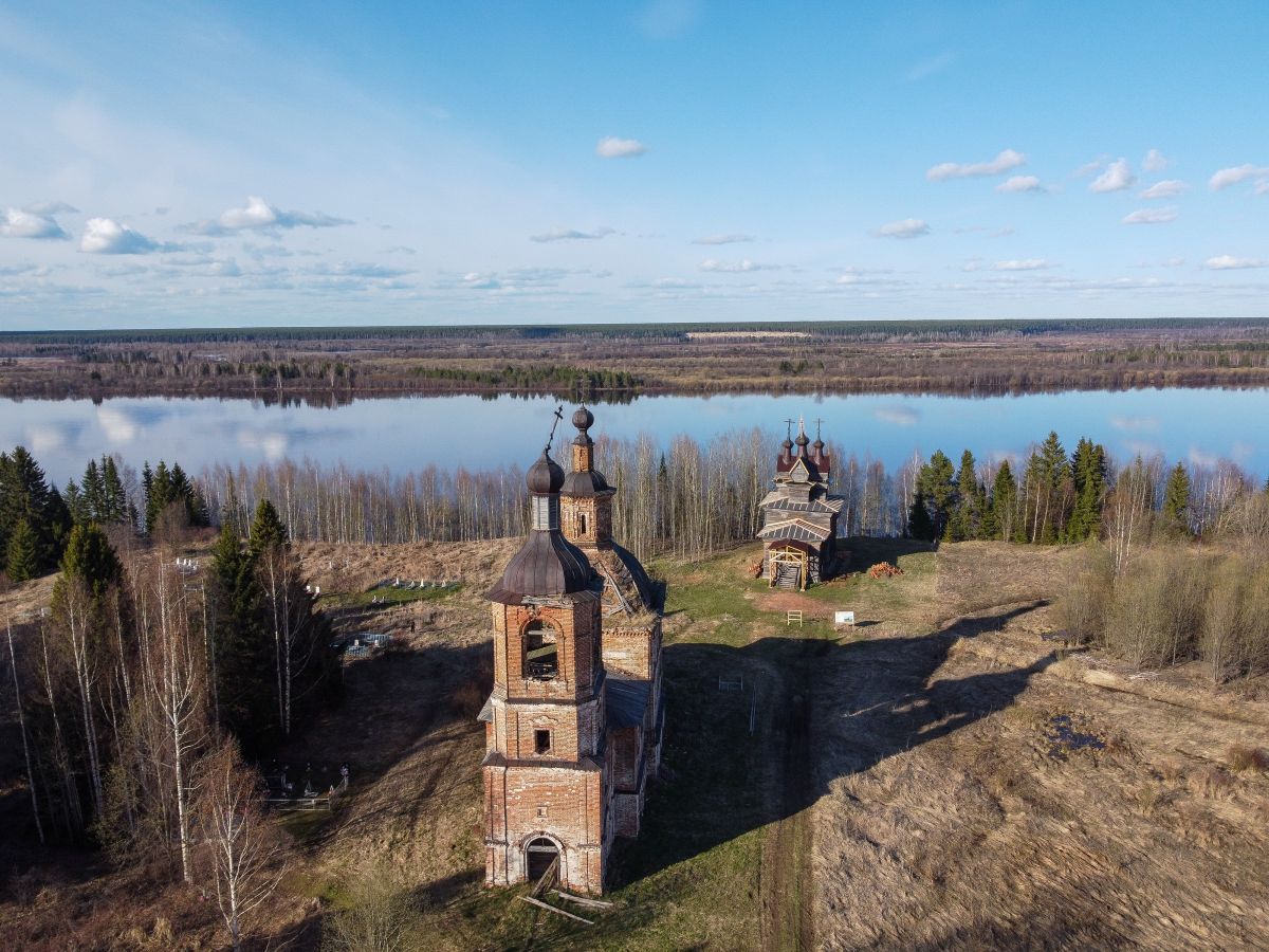 Придворные Места (Пермогорье). Храмовый комплекс. Церкви Георгия Победоносца и Воскресения Христова. общий вид в ландшафте