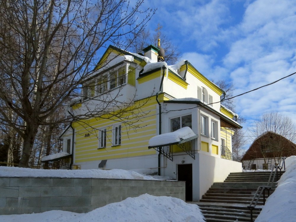 Долгопрудный. Церковь Троицы Живоначальной в Тарбееве. фасады