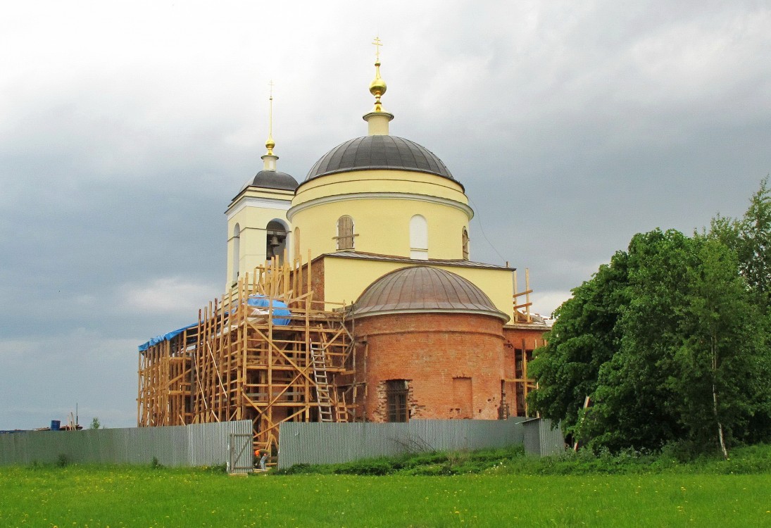 Церковь Рождества Пресвятой Богородицы, Вороново (Дмитровский городской округ, Московская область). фасады, Рождественская церковь в Вороново.Общий вид храма во время реконструкции.