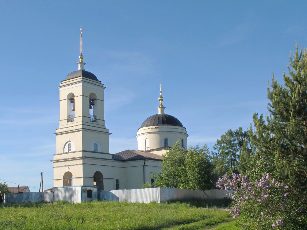 Церковь Рождества Пресвятой Богородицы, Вороново (Дмитровский городской округ, Московская область). фасады, Рождественская церковь в Вороново.Общий вид в ландшафте.