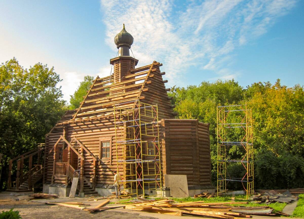 Церковь Серафима Саровского в Филёвской пойме, Филёвский парк (Западный административный округ (ЗАО), г. Москва). документальные фотографии, Разборка храма перед отправкой в Козельский район Калужской области