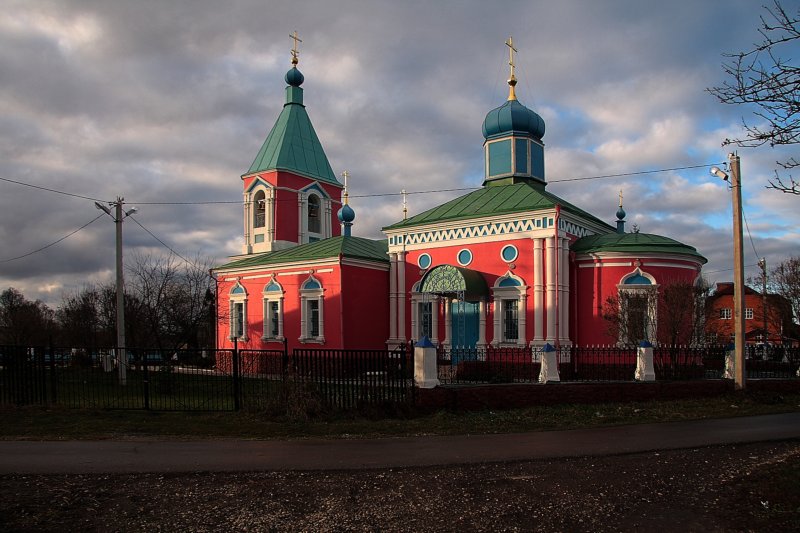 Былово. Церковь Михаила Архангела. общий вид в ландшафте