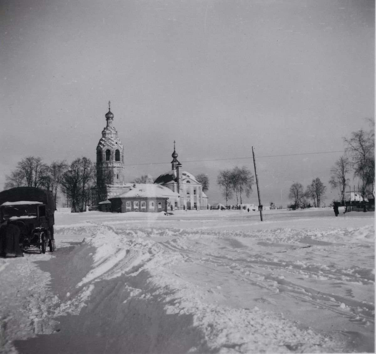 Церковь Покрова Богородицы в Алексино. Фотография сделана во время короткой оккупации села Алексино (вторая половина ноября 1941 г.). С сайта: pastvu.com. , архивная фотография. Церковь Покрова Пресвятой Богородицы, Алексино (Рузский городской округ, Московская область)