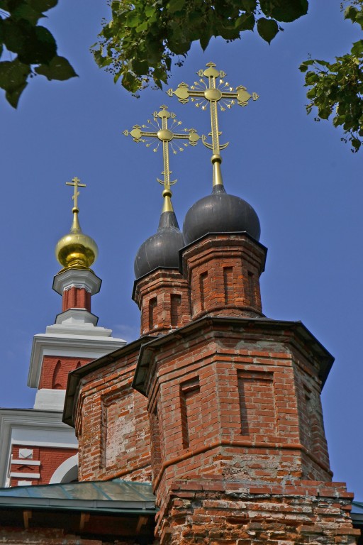 Варварино. Церковь Рождества Христова в Варварине. архитектурные детали, Кресты храма