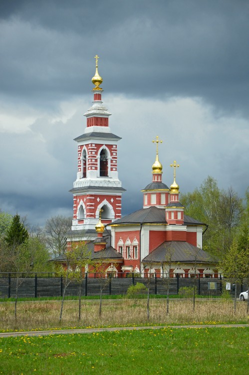 Церковь Рождества Христова в Варварине, Варварино (Троицкий административный округ (ТАО), г. Москва). общий вид в ландшафте