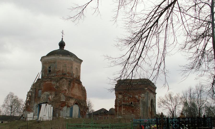 Церковь Воскресения Словущего, Юрлово (Можайский городской округ, Московская область). общий вид в ландшафте, Сохранившийся декор восьмерика.