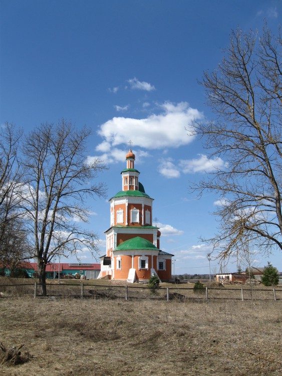 Тропарёво. Церковь Покрова Пресвятой Богородицы. фасады, Тропарёво Ильинская церковь После реставрации Вид со стороны придела