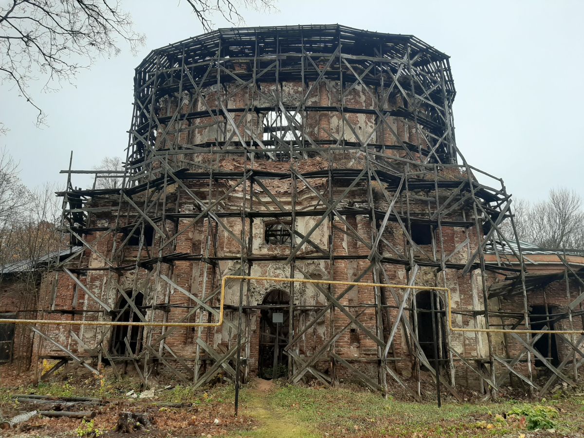 Поповка. Церковь Покрова Пресвятой Богородицы. фасады, фасад в строительных лесах