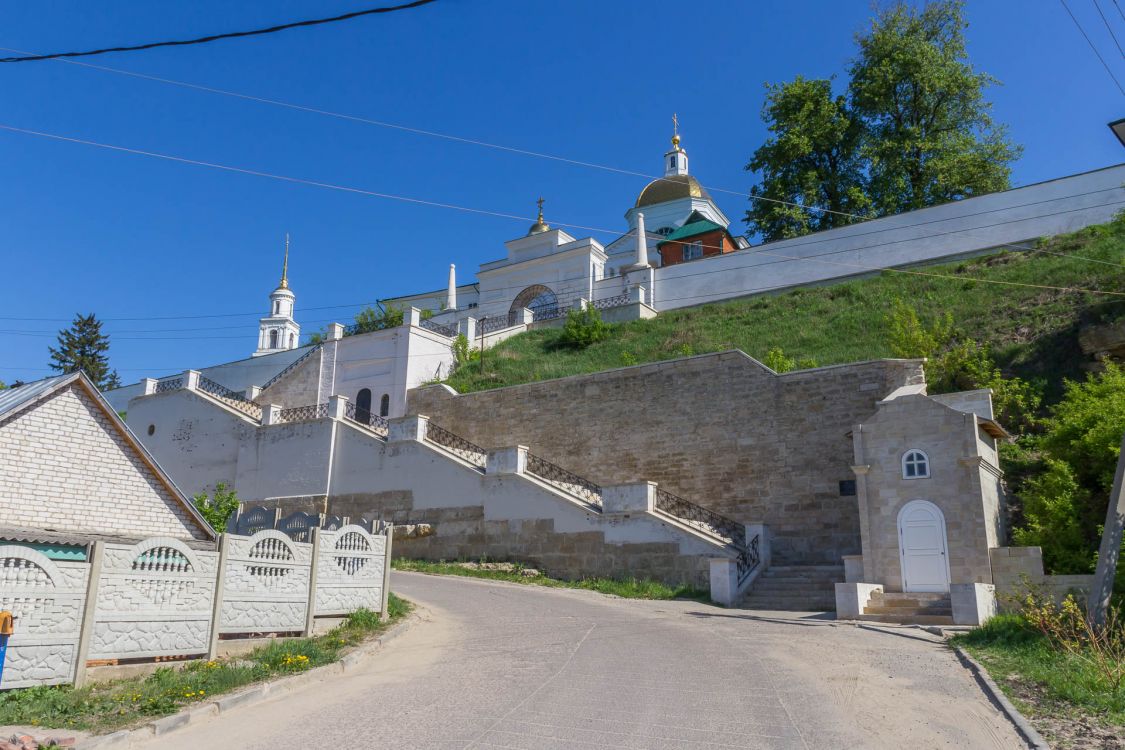 Елец. Знаменский монастырь. фасады, Лестница и южные ворота