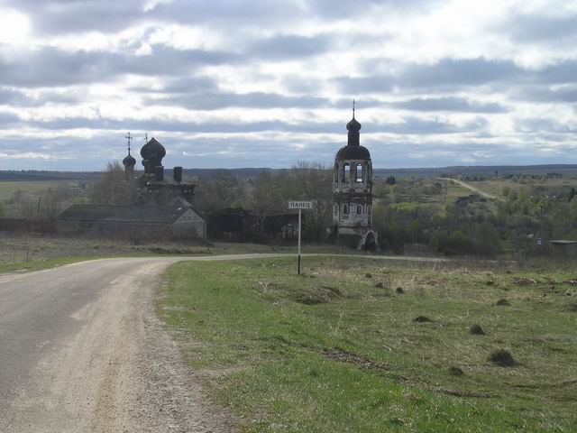 Палец. Церковь Страстной иконы Божией Матери. общий вид в ландшафте, Въезд в село с западной стороны