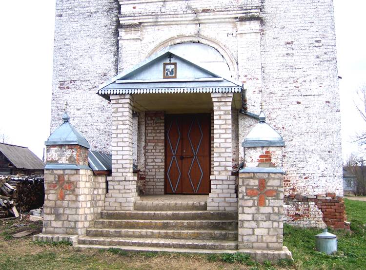 Межи. Церковь Успения Пресвятой Богородицы. фасады, Вход в храм через колокольню