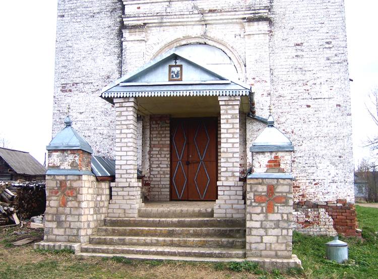 Церковь Успения Пресвятой Богородицы, Межи (Родниковский район, Ивановская область). фасады, Вход в храм через колокольню