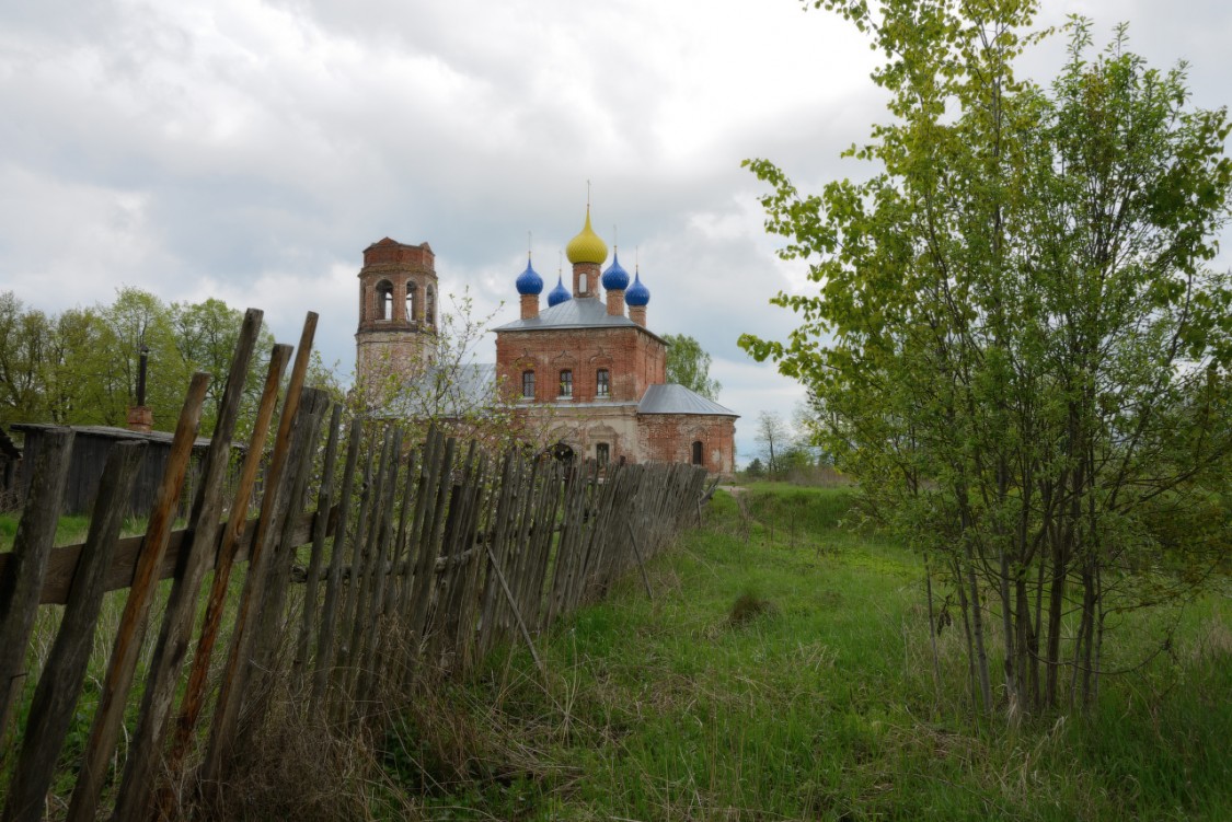 Лахость. Церковь Воскресения Словущего. общий вид в ландшафте