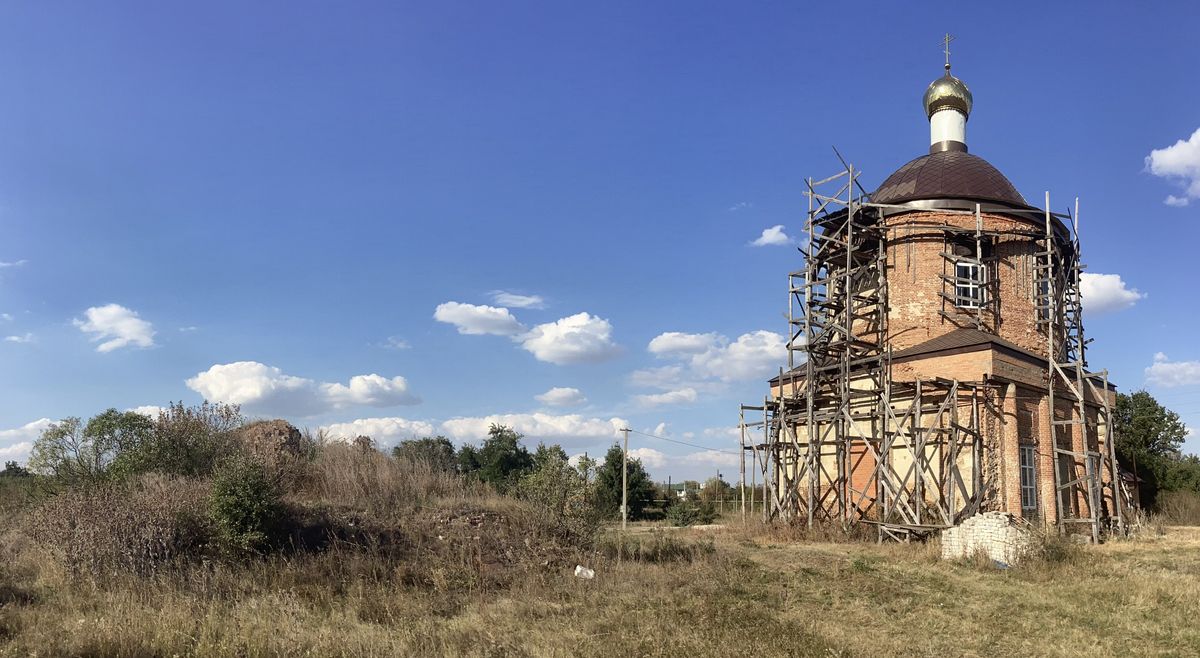 Слева — фрагменты колокольни, вид с юго-запада, общий вид в ландшафте. Церковь Георгия Победоносца, Калинино (Ливенский район и г. Ливны, Орловская область)