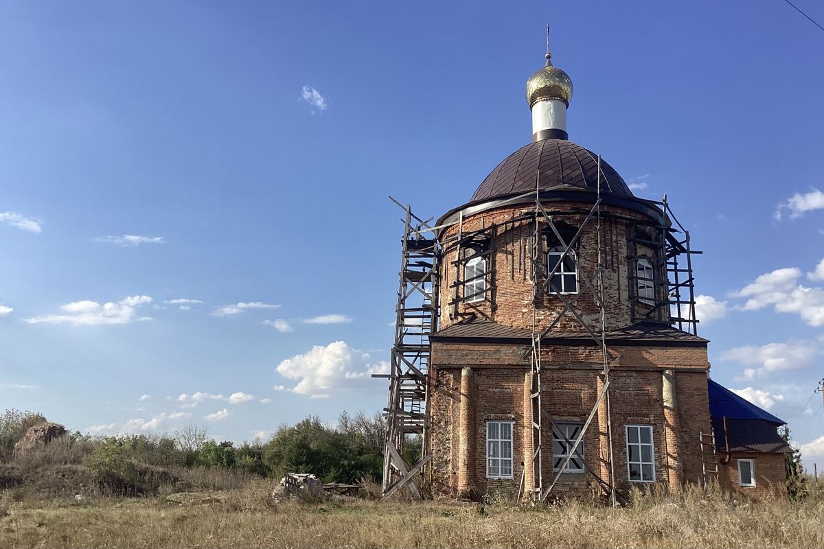 Вид с юга, слева — фрагменты колокольни, общий вид в ландшафте. Церковь Георгия Победоносца, Калинино (Ливенский район и г. Ливны, Орловская область)