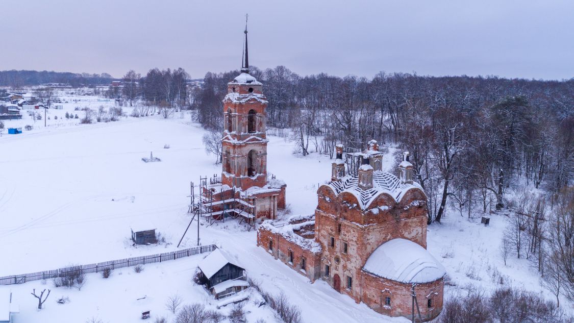 Дольское. Церковь Успения Пресвятой Богородицы. общий вид в ландшафте