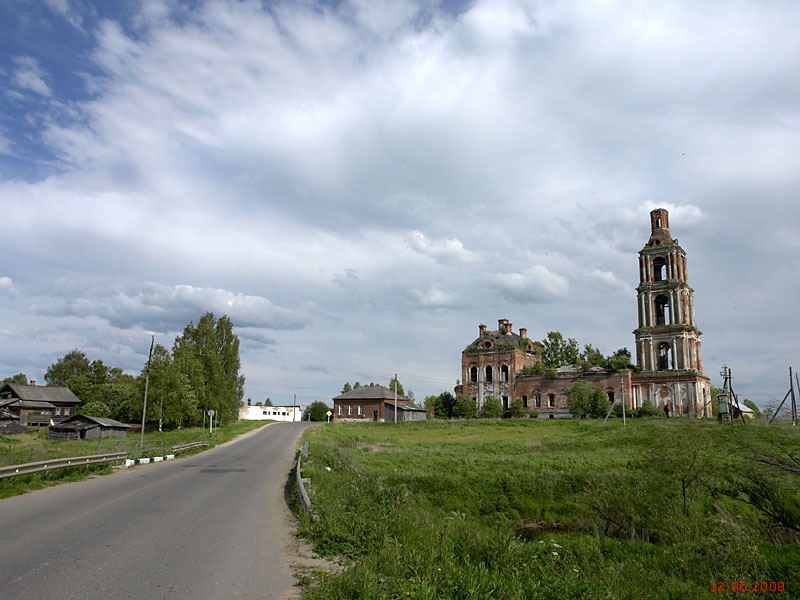 Старый Некоуз. Церковь Троицы Живоначальной. общий вид в ландшафте