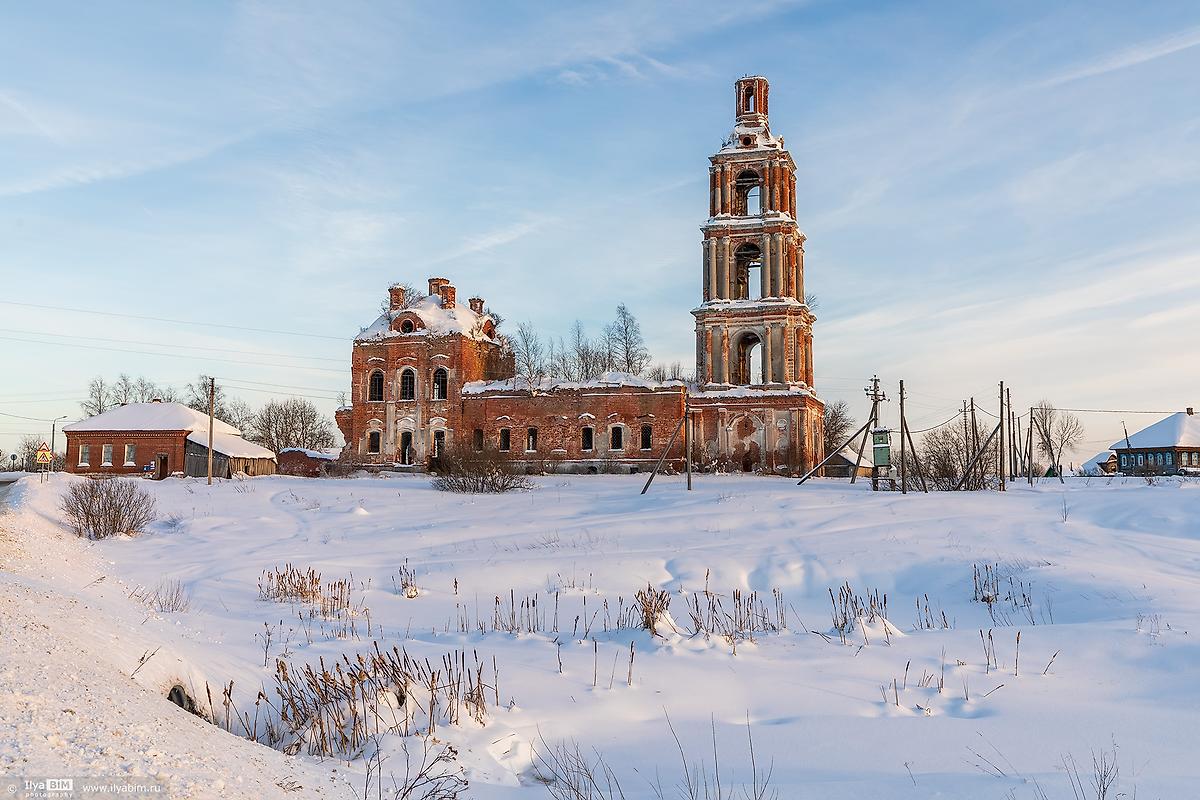общий вид в ландшафте. Церковь Троицы Живоначальной, Некоуз (Некоузский район, Ярославская область)