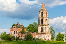 Старый Некоуз. Церковь Троицы Живоначальной