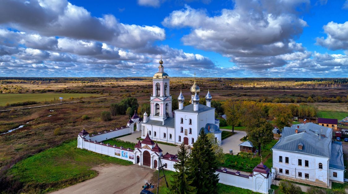 Погост-Крест. Монастырь Креста Господня. Церковь Воздвижения Креста Господня. общий вид в ландшафте