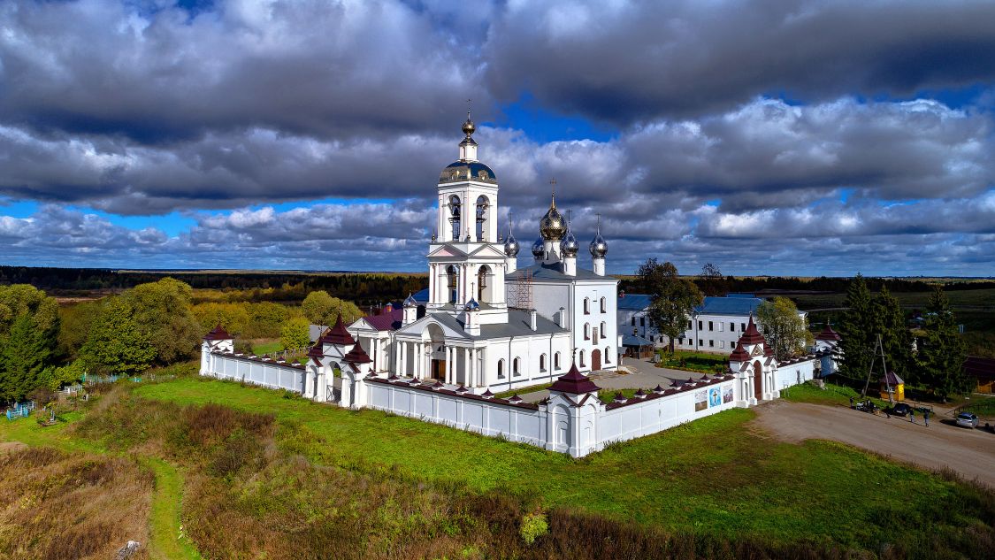 Погост-Крест. Монастырь Креста Господня. Церковь Воздвижения Креста Господня. общий вид в ландшафте