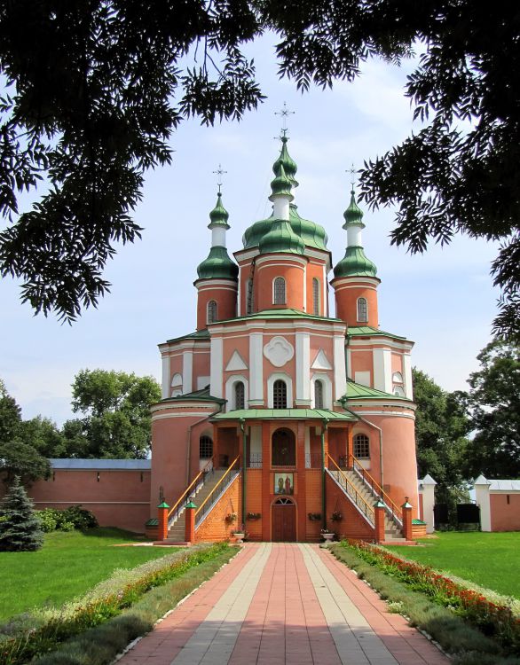 Густыня. Троицкий Густынский монастырь. Церковь Петра и Павла. фасады, Пятиглавая церковь с престолом в честь святых первоверховных апостолов Петра и Павла. В 1900 году при архимандрите Тихоне в ней был устроен еще один придел в честь свт. Димитрия Ростовского.