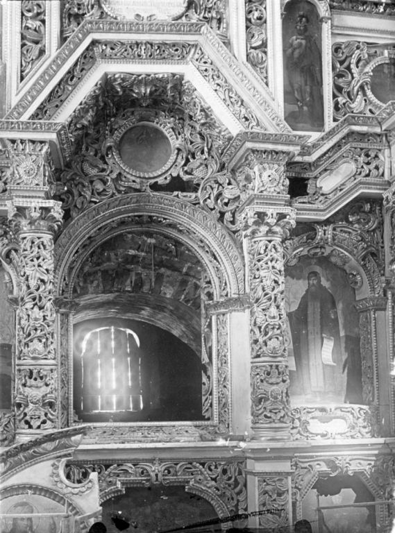 Троицкий Густынский монастырь. Церковь Троицы Животворящей, Густыня (Прилуцкий район, Украина, Черниговская область). архивная фотография, Центральная часть иконостаса. Фотография П.Н. Желтовского, 1932 г.
