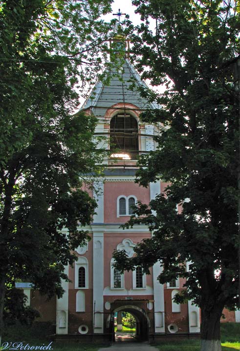 Троицкий Густынский монастырь. Церковь Николая Чудотворца, Густыня (Прилуцкий район, Украина, Черниговская область). фасады, Западный фасад храма и главный вход в монастырь